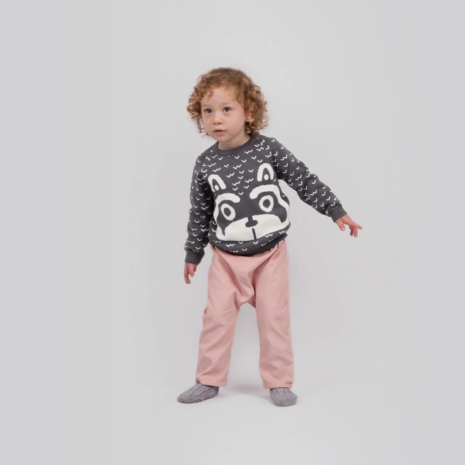 Chompa tejida 'sneaky racoon' dark shadow - Imagen 4