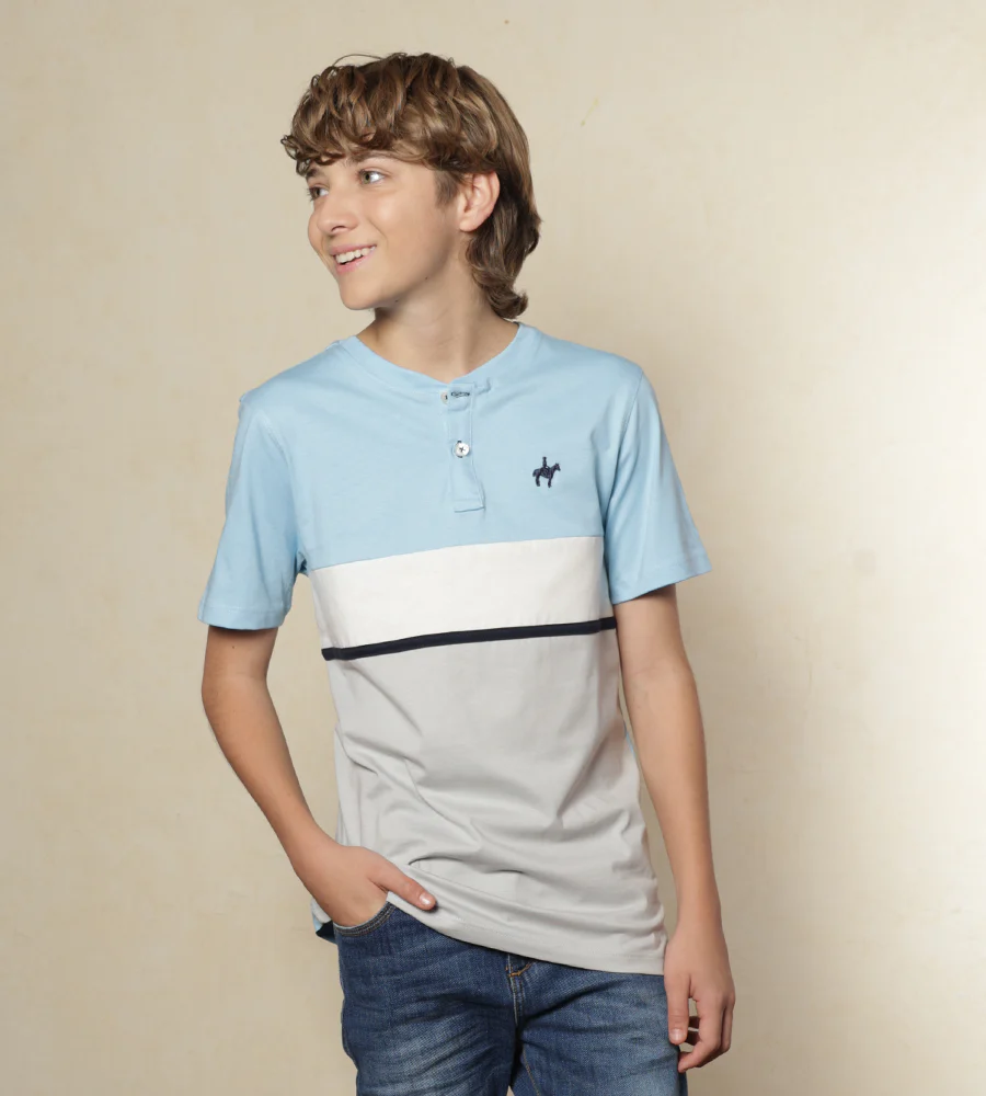 | Kids | Camiseta Cuello Henley Bloques Color Azul Claro Ref. 248011125