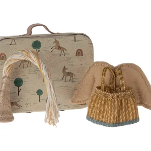 Ropa de hada en maleta - hermana pequeña