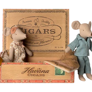 Ratoncitos papá y mamá en su caja de puros 2025