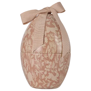 Huevo de pascua rosa empolvado