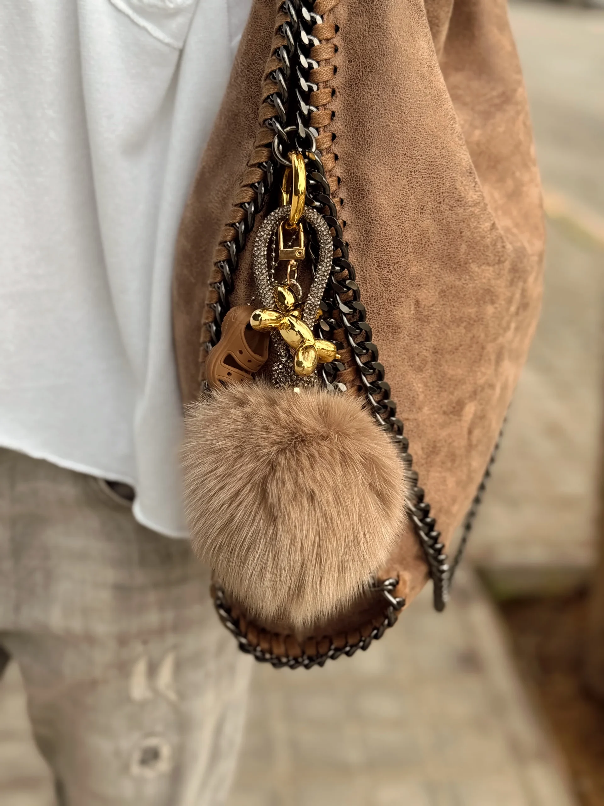 SET BAG CHARMS BOLA PELO MARRÓN