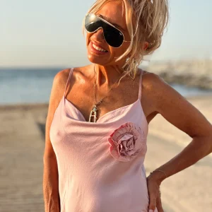 VESTIDO SATINADO FLOR ROSA