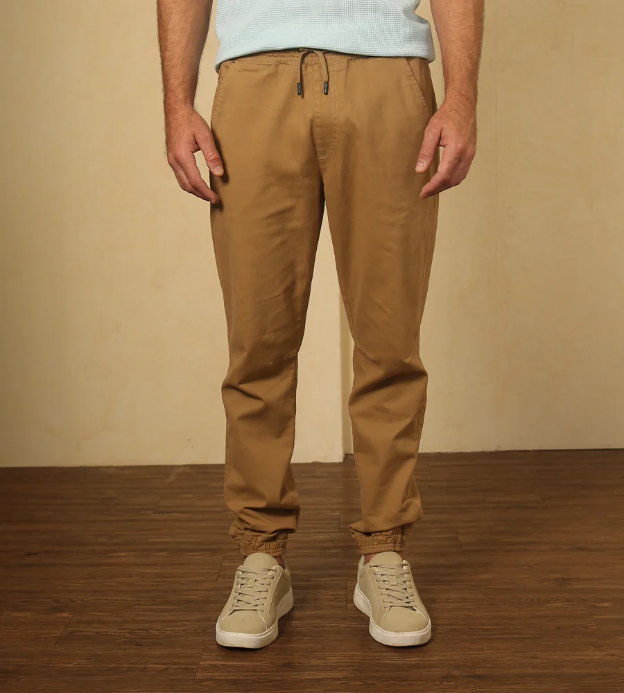 Jogger Tejido Plano Color Arena Oscuro Ref. 135030625