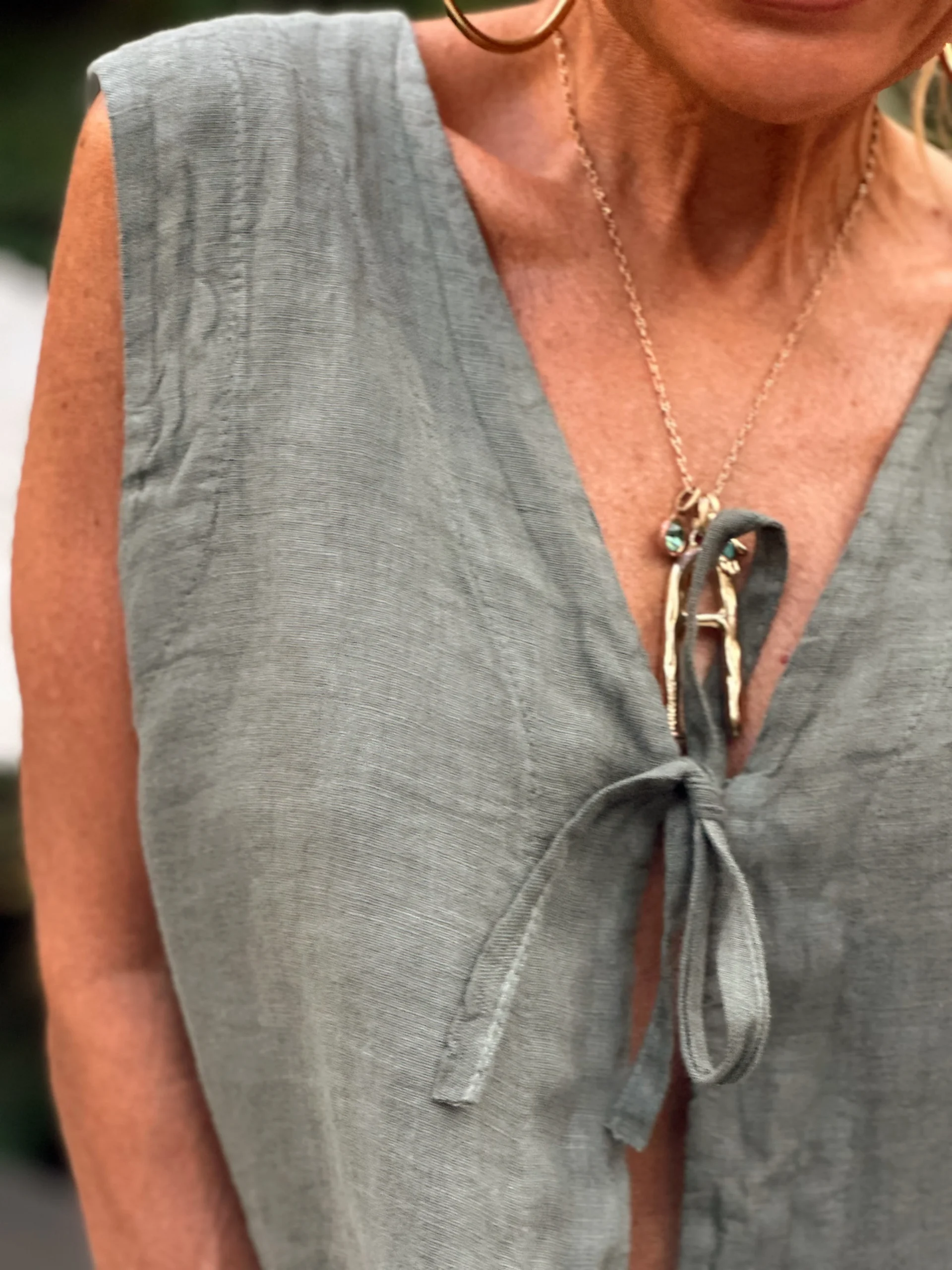 CHALECO CON LAZO JOYCE KAKI - Imagen 3