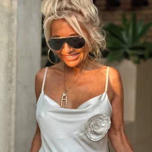 VESTIDO SATINADO FLOR CRUDO