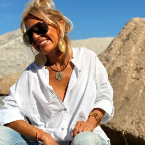 COLLAR CORTO CUERO MARRON CON LETRA GRANDE