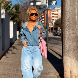 CAZADORA CON CAPUCHA DENIM TEJANO