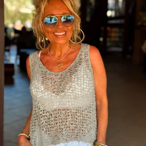 TOP AGUJEROS LUISA GRIS