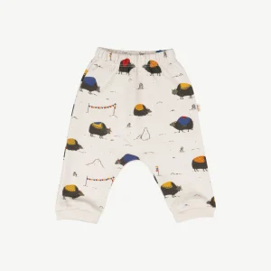 Jogger 'yak's journey' white sand