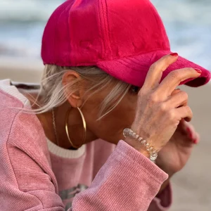 GORRA DE TERCIOPELO FUCSIA