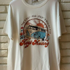 CAMISETA KEEP MOVING MULTICOLOR