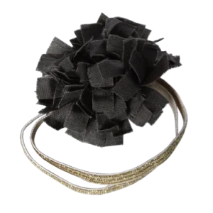 Goma dorada con flor de tela gris