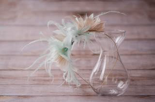 Tocado diadema de plumas mint y beige