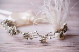 Corona platino con plumas y lazada